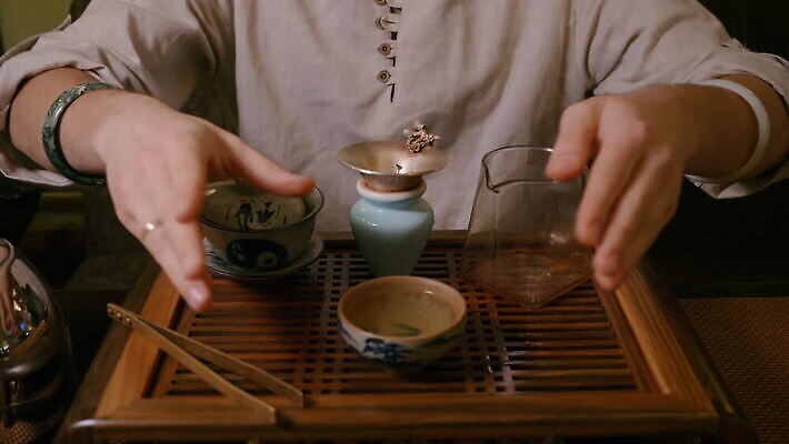 전통 남자 행복 문화 얼굴 음료 컨셉 따뜻함 건강 한명 사람 동양인 앞모습 컵 초록색 일본 중국 기쁨 마시기 뜨거움 도자기 액체 사발 의식 맛 향기 냄새 향 주인 우롱차 MOV 해외동영상 슬로모션 클립영상 1 식기 감정 아시아 뷰포인트 컬러 모션 촬영기법 인종 신체부위 차_음료 사기그릇 동영상 파일형식