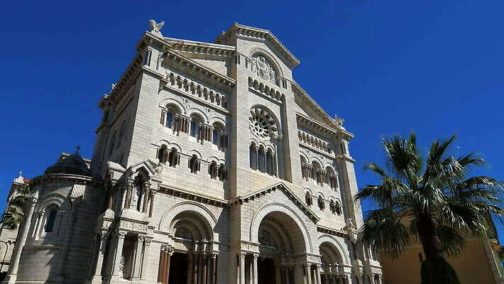 기독교 종교 로우앵글 여행 건축양식 하늘 사람없음 야외 관광지 성당 교회 천주교 프랑스 모나코 4K MOV 해외동영상 클립영상 건축 유럽 뷰포인트 종교건축 건물 동영상 파일형식