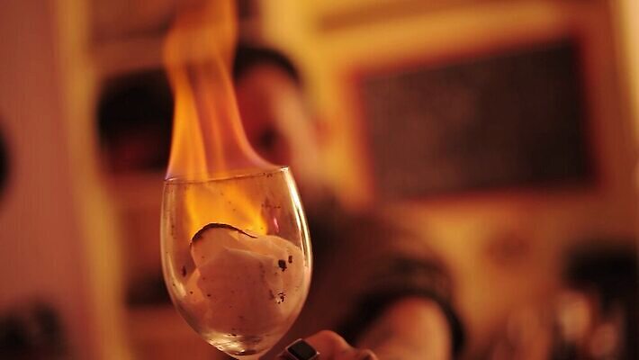 손 백그라운드 모션 유리 불 불꽃 한명 풍경 소년 검은색 경쟁 장비 게임 뜨거움 연기 파편 더위 가죽 만취 매움 장면 중독 연소 랩 화상 4K MP4 해외동영상 클립영상 자연요소 1 남자 어린이 컬러 컨셉 재질 놀이 날씨 사람 신체부위 맛 상처 동영상 술취함 파일형식