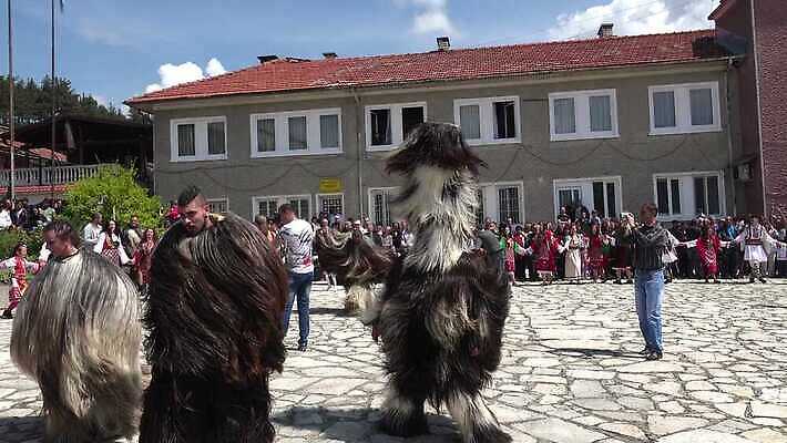 전통 옷 문화 모션 가면 미술 사람 이벤트 여러명 사람없음 컬러풀 점프 축제 공연 댄서 무대 게임 춤 영혼 쇼 나쁜 가면무도회 민화 발칸반도 불가리아 전국 4K 반스코 MP4 해외동영상 클립영상 직업 컬러 다수 놀이 문화예술 그림 동영상 무도회 파일형식 남유럽