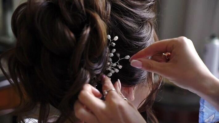 백인 모델 헤어스타일 손 여자 꽃 결혼 비즈니스 사람 성인 뷰티 머리 유행 화장품 머리빗 아내 파마 우아함 미용사 이발 고객 준비 머리장식 들러리 돌봄 스타일리스트 스타일링 이발사 스타일 MOV 해외동영상 클립영상 서양인 식물 직업 컨셉 모션 이벤트 신체부위 장식 미용용품 동영상 하객 파일형식