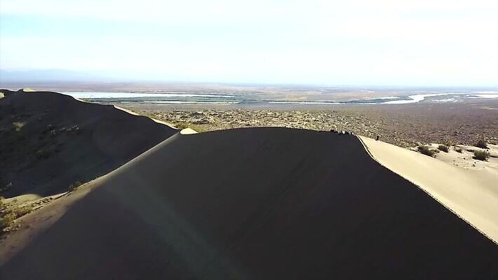 공원 아시아 모래 파도 여행 백그라운드 자연 하늘 바람 산 건조 그림자 사람 동양인 풍경 사람없음 야외 물 여름 파란색 모래사장 태양 노란색 일출 일몰 사막 뜨거움 정상 승차 땅 모래언덕 언덕 낙타 사하라 항공촬영 드론 오아시스 전국 카자흐스탄 MP4 해외동영상 클립영상 자연요소 계절 공공시설 나라 바다 뷰포인트 컬러 포유류 모션 아프리카 날씨 인종 노을 생태계 동영상 파일형식