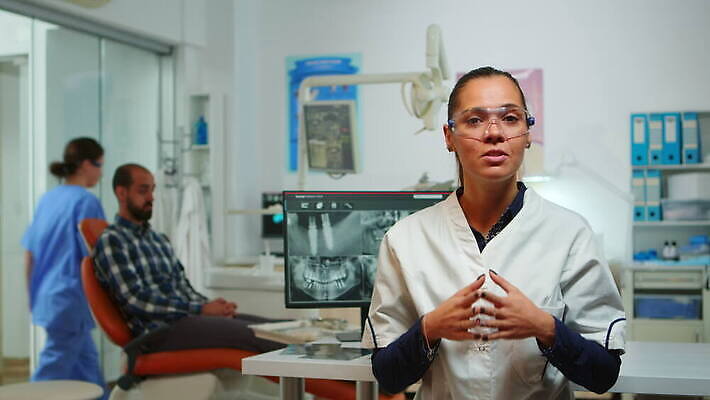 응시 회의 엑스레이 건강 치과 병원 대화 컴퓨터 사무실 약 카메라 디지털 모니터 방 장비 시험 환자 간호사 의사 도구 공구 입 치아 캐비닛 치과의사 부름 온라인 동영상 영상통화 치아교정 화상통화 4K 구강학 MOV 해외동영상 클립영상 시선 교육 비즈니스 의학 모션 말하기 신체부위 전자제품 의료진 소화기관 사물함 교정 통화 파일형식