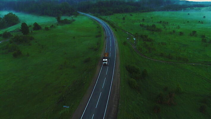 나무 산업 도로 모래 여행 교통시설 자동차 아침 거리 안테나 풍경 초원 사람없음 초록색 운전 트럭 안개 화물 시골 고속도로 숲 아스팔트 속도 상업 짐차 트레일러 갸우뚱 적재 물류 드론 4K MOV 해외동영상 클립영상 주간 식물 길 육상교통 컬러 교통 통신 모션 날씨 운송업 시설 동영상 파일형식