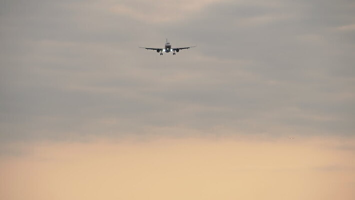 구름 여행 비즈니스 교통시설 하늘 날씨 휴가 비행기 풍경 사람없음 야외 파란색 빛 공항 도착 항공 출발 상업 러시아 제트기 돛대 모스크바 착륙 4K MOV 해외동영상 클립영상 자연요소 유럽 컬러 교통 컨셉 항공교통 대중교통 시설 동영상 파일형식