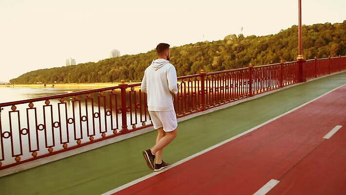 나무 백인 공원 남자 도로 스포츠 모션 자연 아침 건강 한명 풍경 야외 뒷모습 물 강 달리기 조깅 운동 일출 연습 달리기선수 선로 철책 성인남자만 MOV 해외동영상 슬로모션 클립영상 레이스천 주간 자연요소 서양인 식물 1 공공시설 길 뷰포인트 교통시설 촬영기법 사람 노을 직물 생태계 육상선수 동영상 남자만 성인만 파일형식