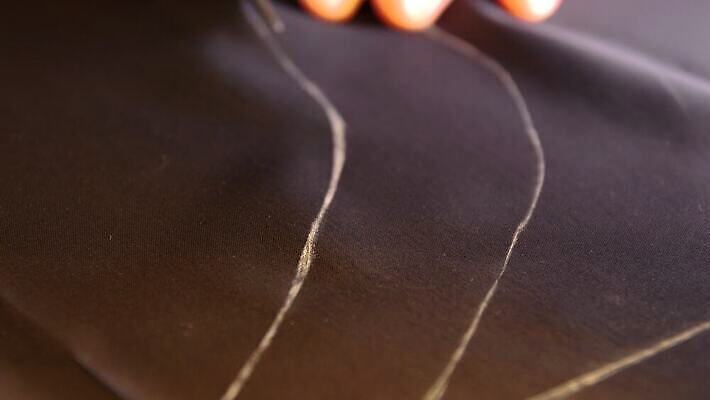 손 디자인 옷 산업 선 비즈니스 공장 추상 노동자 한명 정장 장식 빨간색 빛 유행 기계 꿈 장비 직물 면 업무 커튼 바늘 주름 실 닫기 제조 바느질 실크 천 묘사 땀 재단 구김 방법 접기 조작 하수 4K MP4 해외동영상 클립영상 직업 1 컬러 무늬 공업 모션 사람 신체부위 물 도구 작업 동영상 파일형식