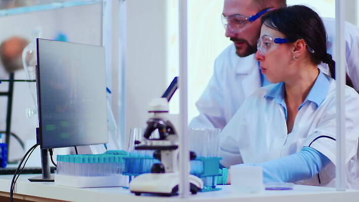 직업 과학 건강 현미경 실험 사람없음 치료 약 검은색 장비 간호사 의사 그룹 엔지니어 실험실 바이러스 보호 질병 생명공학 연구원 과학자 분석 직원 생물학 하이테크 미생물 혁명 개발 백신 전염병 화학자 코로나바이러스 4K MOV 해외동영상 클립영상 교육 컬러 컨셉 의학 생물 기술 실험기구 의료진 기술자 동영상 학자 파일형식