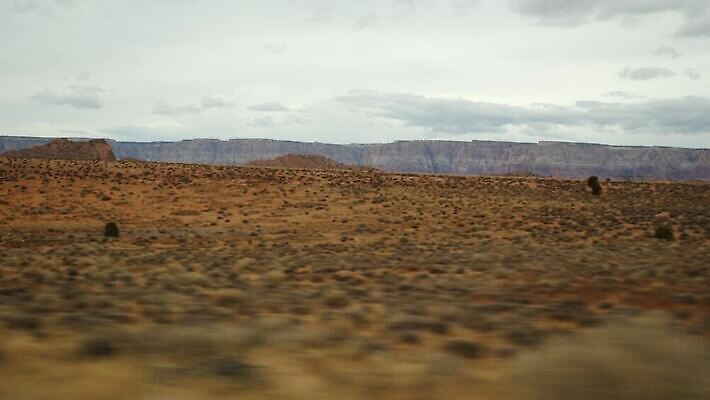 도로 여행 자동차 자연 항해 국립공원 사람없음 옆모습 갈색 계곡 미국 운전 자유 고속도로 황무지 분위기 땅 인도인 지역 가뭄 애리조나 그랜드캐니언 루트 방법 서쪽 시온산 자동 4K MP4 해외동영상 클립영상 외국인 공원 길 육상교통 뷰포인트 컬러 컨셉 북아메리카 배_교통 교통시설 모션 날씨 동양인 방향 생태계 동영상 파일형식