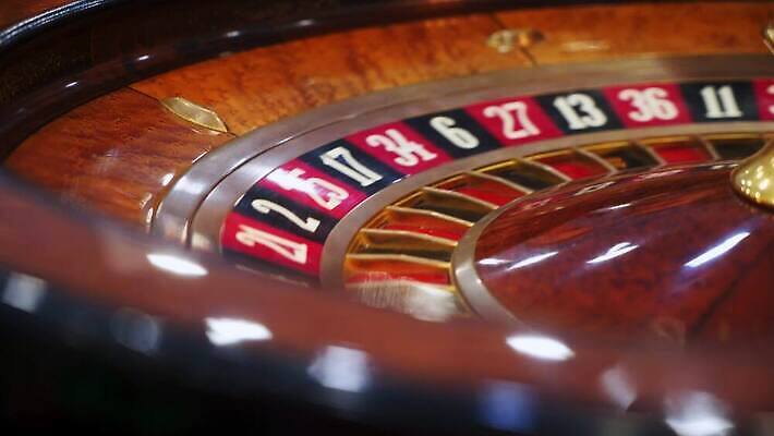 라이프스타일 이동 돈 공 모션 놀이 탁자 성공 사람없음 빨간색 숫자 게임 우승 바퀴 행운 재산 고급 도박 위험 카지노 기회 룰렛 중독 영 돌리기 라스베가스 승자 잭팟 플레이어 4K MOV 해외동영상 클립영상 문자 컬러 가구 컨셉 생활 금융 최고 동영상 파일형식