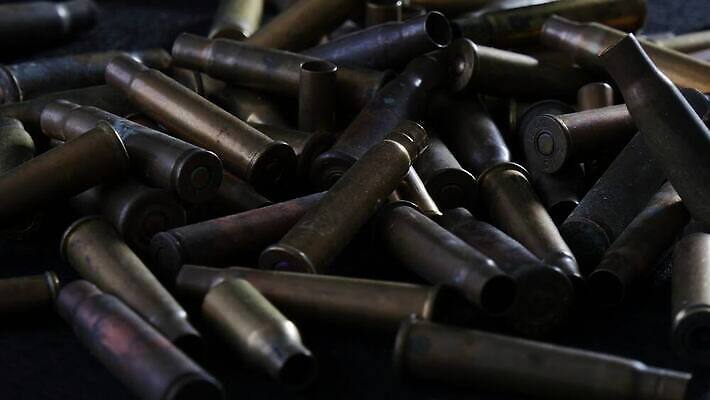 무기 백그라운드 공 안내 사람없음 금속 총 껍질 원형 폭력 그룹 위험 군용 전쟁 사냥 슛 육군 총알 놋쇠 총포 4K MP4 해외동영상 클립영상 도형 컨셉 재질 군대 사회이슈 동영상 파일형식