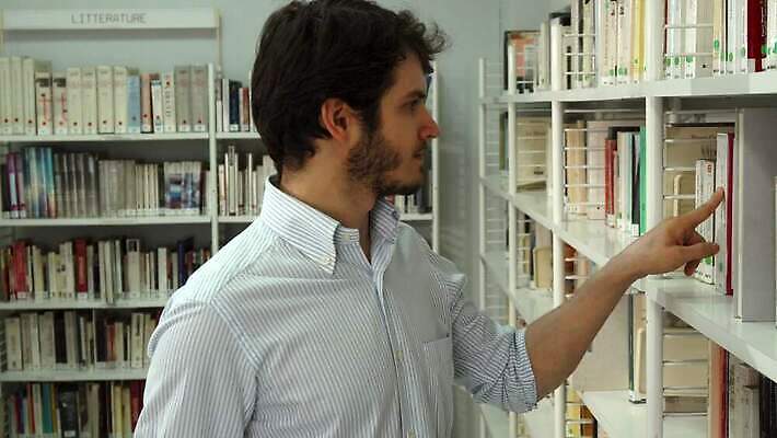 백인 학생 응시 교육 남자 얼굴 백그라운드 학교 책장 선반 수염 한명 미소 앉기 성인 책 스마트폰 핸드폰 스터디 머리 카메라 기쁨 잡기 닫기 선택 도서관 집중 읽기 교과서 대학교 문학 백과사전 심각 문해 4K MOV 해외동영상 클립영상 서양인 1 시선 감정 가구 컨셉 모션 교재 표정 사람 신체부위 전자제품 스마트기기 학습 사전 동영상 파일형식