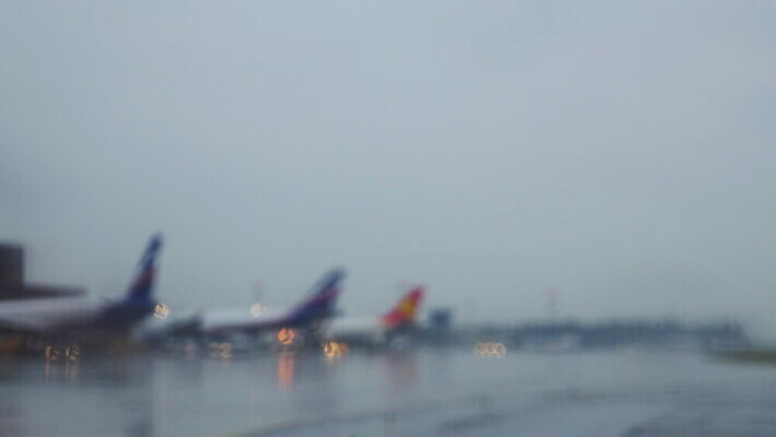 여행 백그라운드 하늘 날씨 휴가 비행기 사람없음 젖음 공항 소프트포커스 도착 항공 출발 활주로 제트기 폭풍 대패 블러 4K 유도로 MOV 해외동영상 클립영상 길 컨셉 항공교통 교통시설 대중교통 촬영기법 동영상 파일형식