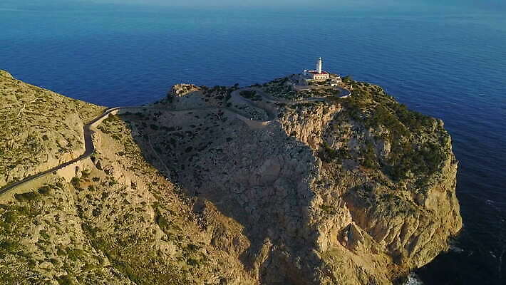 도로 바다 건축양식 자연 등대 사람없음 야외 건물 물 빛 햇빛 탑 스페인 방향 침식 조감도 남유럽 4K MOV 해외동영상 클립영상 자연요소 건축물 건축 유럽 길 교통시설 태양 생태계 동영상 파일형식