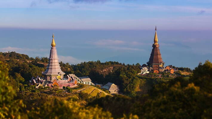 전통 종교 문화 여행 불교 건축양식 태국 자연 하늘 바람 산 국립공원 사람없음 야외 건물 컬러풀 탑 계곡 황혼 일몰 안개 사찰 숲 언덕 장면 스카이라인 랜드마크 사리탑 절정 4K 타임랩스 MOV 해외동영상 클립영상 자연요소 건축물 공원 건축 아시아 컬러 종교건축 날씨 촬영기법 노을 생태계 동영상 파일형식