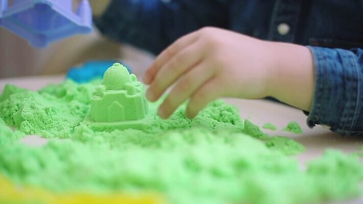 모델 라이프스타일 디자인 교육 어린이 모래 벽 분홍색 컬러 건조 실내 관리 창조 소년 사람없음 건물 초록색 파란색 장난감 노란색 우주 탑 게임 성 공상 마법 MOV 해외동영상 클립영상 건축물 남자 놀이 사람 내부 생활 동영상 파일형식