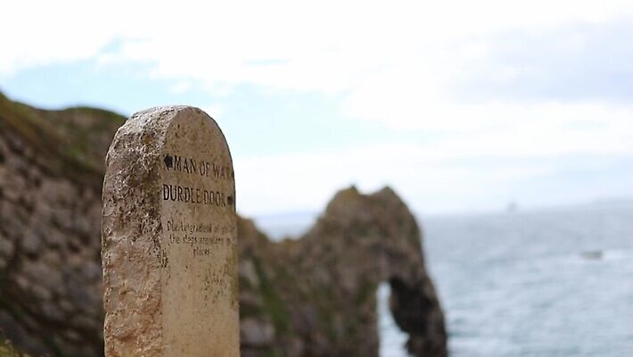 모자 유럽 선 바다 섬 여행 백그라운드 자연 하늘 휴가 영국 잉글랜드 파노라마 사람 풍경 사람없음 야외 초록색 물 도시풍경 항구 역사 언덕 장면 지역 포트 동영상 랜드마크 수평선 MOV 해외동영상 클립영상 자연요소 잡화 나라 컬러 교통시설 촬영기법 도시 생태계 파일형식