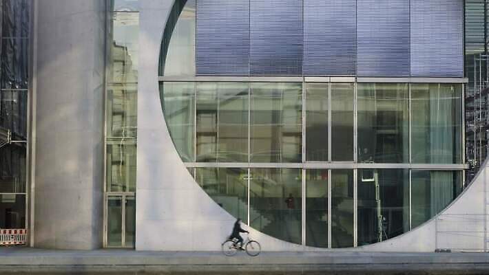 유럽 여행 건축양식 창문 유리 독일 건물 파란색 도시풍경 반사 도시 원형 정사각형 지역 베를린 국회 랜드마크 정부 4K MOV 해외동영상 클립영상 도형 건축물 건축 나라 컬러 재질 풍경 동영상 파일형식