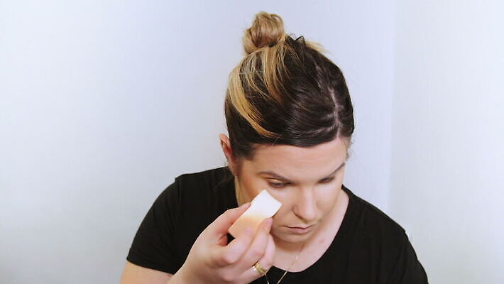 백인 모델 직업 응시 여자 얼굴 백그라운드 한명 사람 성인 뷰티 유행 카메라 화장품 거울 흰색 붓 화려 우아함 가루 눈썹 속눈썹 볼터치 피부 입술 마스카라 윤곽 예술가 아이섀도 내추럴 넣기 방법 아이라이너 연지 스타일 신청 MOV 해외동영상 클립영상 서양인 1 시선 컬러 컨셉 모션 신체부위 전자제품 화장 동영상 파일형식