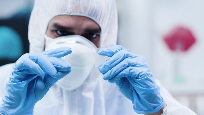 직업 산업 얼굴 과학 노동자 건강 병원 실험 작업복 가면 스터디 약 장비 시험 의사 흰색 업무 작업 실험실 생명공학 연구원 과학자 분석 생물학 미생물 발견 조제 심각 화학물질 화학자 4K MOV 해외동영상 클립영상 옷 교육 컬러 컨셉 의학 생물 신체부위 학습 의료진 화학 만들기 동영상 학자 파일형식