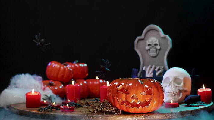 디자인 음료 백그라운드 컨셉 탁자 호박 불 휴가 불꽃 실내 사람없음 장식 빛 파티 머리 검은색 어둠 침묵 황혼 할로윈 가을 등불 축하 연기 야간 신비 무서움 촛대 거미 잭 목각 빛망울 10월 잭오랜턴 정물화 해골모형 호러 4K MOV 해외동영상 클립영상 자연요소 계절 감정 컬러 가구 곤충 채소 조명 이벤트 내부 신체부위 모형 소리 일몰 날짜 그림 공포 동영상 파일형식