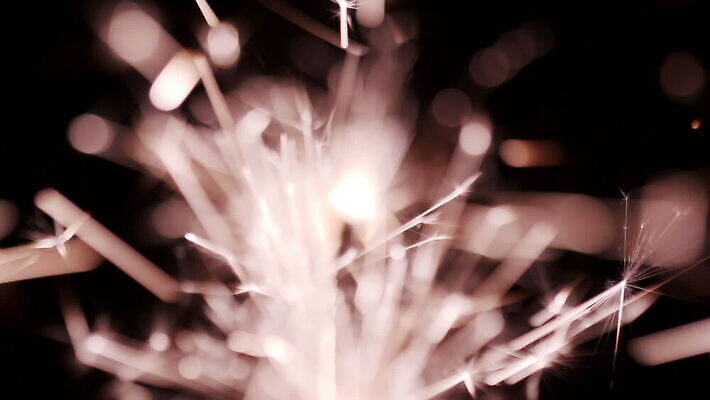 별 크리스마스 오렌지 불 추상 휴가 불꽃 기념 폭죽 불꽃놀이 따뜻함 사람없음 아웃포커스 빨간색 빛 노란색 파티 검은색 어둠 에너지 흰색 축하 뜨거움 야간 소프트포커스 폭발 날카로움 문학 마법 빛망울 고립 광 특별함 화상 MOV 해외동영상 클립영상 자연요소 기념일 컬러 컨셉 무늬 과일 놀이 촬영기법 이벤트 상처 동영상 파일형식