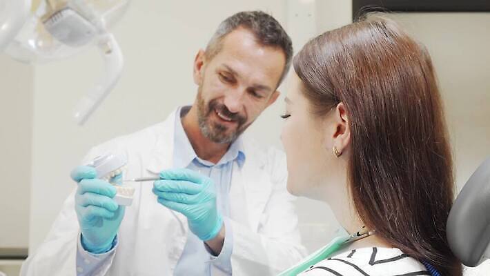 직업 웰빙 통신 건강 치과 병원 미소 두명 치료 약 건강관리 믿음 활발 장비 환자 의사 입 구멍 치아 씻기 결과 질병 서비스 치과의사 약속 보험 돌봄 미백 위생관리 치아교정 헬프 4K MOV 해외동영상 클립영상 감정 컨셉 의학 모션 표정 관리 사람 신체부위 청결 의료진 도움 소화기관 교정 동영상 파일형식