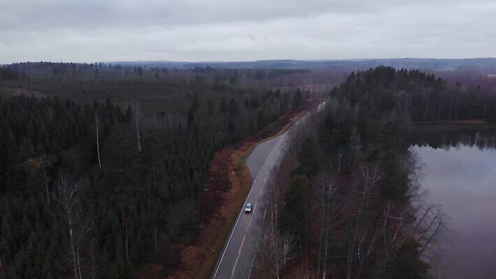 유럽 도로 길 호수 여행 교통시설 자동차 자연 하늘 휴가 거리 안테나 핀란드 사람없음 야외 물 황혼 운전 고속도로 정상 저녁 드론 방법 헬싱키 MOV 해외동영상 클립영상 자연요소 나라 육상교통 교통 통신 모션 북유럽 일몰 야간 시설 생태계 동영상 파일형식