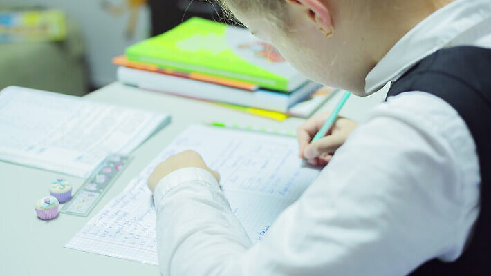 교육 종이 어린이 교실 학교 상상 놀이 탁자 수업 주택 실내 이야기 한명 책 스터디 금발 연필 펜 공책 퍼즐 그리기 바이러스 읽기 책상 바쁨 최초 초보 사스 문해 코로나바이러스 락다운 MOV 해외동영상 클립영상 1 헤어스타일 가구 모션 문구용품 학용품 사람 내부 건물 학습 필기구 질병 동영상 파일형식