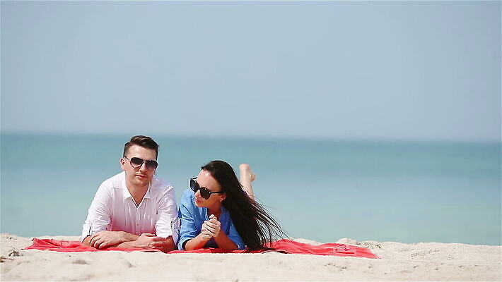 백인 라이프스타일 손 커플 여자 남자 모래 바다 컬러 섬 여행 2 가족 포옹 자연 휴가 휴식 함께함 사랑 사람 성인 야외 두명 물 파란색 침묵 낭만 신혼여행 전원 고급 이국적 MOV 해외동영상 클립영상 자연요소 서양인 감정 결혼 컨셉 관계 안기 생활 신체부위 소리 전기에너지 생태계 동영상 파일형식