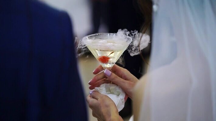 백인 손 여자 기념일 남자 음료 결혼 와인잔 응원 유리 성공 휴가 기념 주류 사람 이벤트 성인 파티 식당 와인 축제 흰색 축하 알코올 잡기 칵테일 바 생일 액체 샴페인 토스트 유리그릇 메를로 양조장 스플래쉬 MOV 해외동영상 클립영상 서양인 그릇 빵 컬러 컨셉 술잔 모션 재질 신체부위 상점 동영상 파일형식