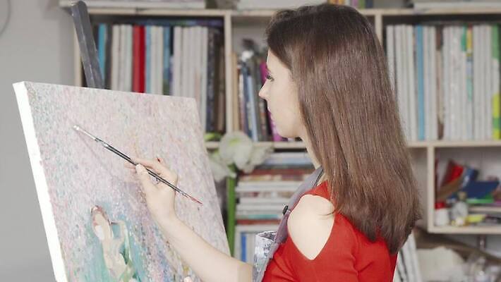 직업 라이프스타일 손 여자 교육 컬러 사업가 교실 상상 성공 휴식 아이디어 프레임 기술 미술 한명 화목 페인트 작업 자신감 그리기 작업실 전시회 집중 그림 예술가 페인트붓 격려 다락방 명품 4K MOV 해외동영상 클립영상 1 감정 컨셉 학교 모션 문화예술 사람 생활 신체부위 전시 붓 상품 동영상 파일형식