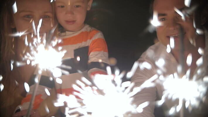 백인 행복 가족 포옹 하늘 엄마 휴가 불꽃 함께함 폭죽 관리 미소 사람 앉기 소년 성인 야외 여름 빛 금발 파티 어둠 흰색 축하 그룹 아빠 야간 저녁 수집 즐거움 조부모 MOV 해외동영상 슬로모션 클립영상 자연요소 서양인 헤어스타일 계절 남자 감정 어린이 컬러 컨셉 관계 안기 모션 불 촬영기법 표정 이벤트 동영상 파일형식