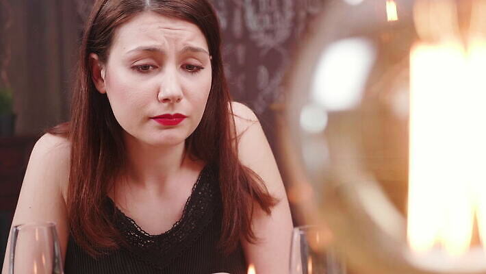 백인 여자 감정 얼굴 사람 고통 슬픔 흰색 표현 좌절 떨어짐 울음 속눈썹 눈물 불행 부정적 비극 우울증 적자 남용 4K MOV 해외동영상 클립영상 서양인 컬러 컨셉 표정 신체부위 질병 눈썹 동영상 파일형식