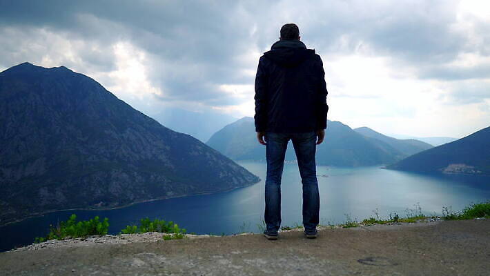라이프스타일 응시 남자 실루엣 바다 여행 겨울 자연 하늘 성공 휴가 산 건강 한명 사람 야외 물 파란색 여행객 봄 트래킹 하이킹 자유 고독 내추럴 산악가 원정 절정 하이커 4K MOV 해외동영상 클립영상 자연요소 1 시선 계절 감정 컬러 컨셉 레저 촬영기법 생활 생태계 동영상 파일형식