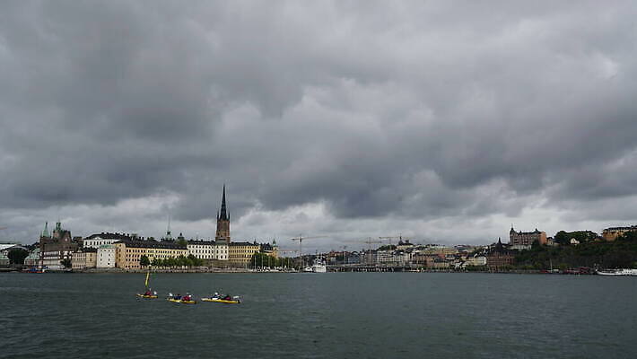 구름 유럽 바다 여행 건축양식 하늘 주택 파노라마 스웨덴 풍경 사람없음 야외 건물 물 여름 파란색 도시풍경 반사 항구 황혼 일몰 궁전 도시 시간 타운 스카이라인 랜드마크 수도권 스칸디나비아 스톡홀름 옛날 4K 타임랩스 MOV 해외동영상 클립영상 자연요소 건축물 계절 건축 나라 컬러 고건축 교통시설 촬영기법 북유럽 노을 지역 동영상 파일형식