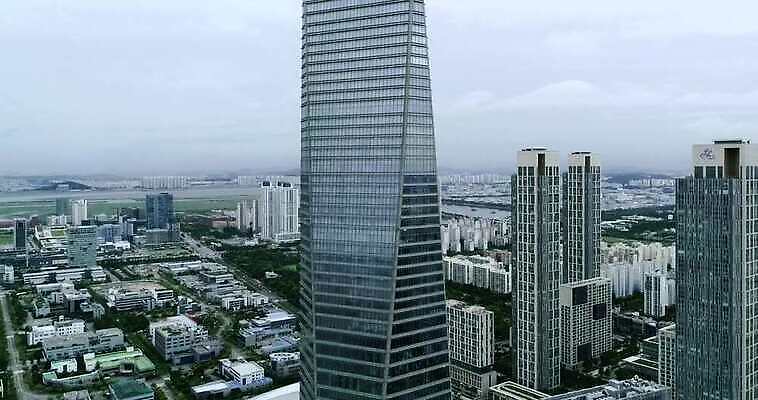 외관 여행 비즈니스 건축양식 하늘 지붕 미래 거리 아파트 안테나 풍경 사람없음 야외 건물 금융 도시풍경 반사 탑 고층빌딩 도시 도심 큼 장면 스카이라인 맨해튼 드론 랜드마크 제국 조감도 4K MOV 해외동영상 클립영상 건축물 건축 컨셉 통신 주택 빌딩 경제 크기 뉴욕 동영상 파일형식