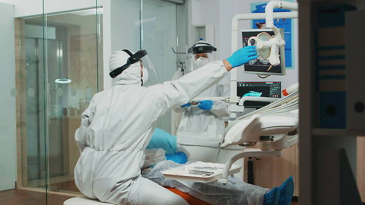 직업 얼굴 컨셉 엑스레이 치과 병원 작업복 말하기 가면 정장 사무실 약 장비 환자 의사 도구 입 바이러스 치아 보호 보호장비 치과의사 예방 방패 위생관리 치아교정 코로나바이러스 뉴노멀 4K 구강학 MOV 해외동영상 클립영상 옷 비즈니스 의학 모션 관리 신체부위 경제 의료진 소화기관 교정 동영상 파일형식