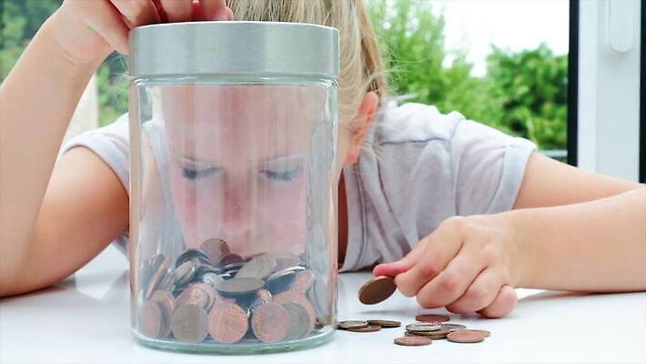 백인 여자 교육 어린이 컨셉 돈 비즈니스 유리 미래 설계 한명 금융 경제 동전 저축 성장 잡기 항아리 절약 계산 재산 투자 이익 회계 보너스 수도권 수입 예산 경제학 4K MP4 해외동영상 클립영상 서양인 1 모션 재질 사람 도자기 지역 동영상 파일형식