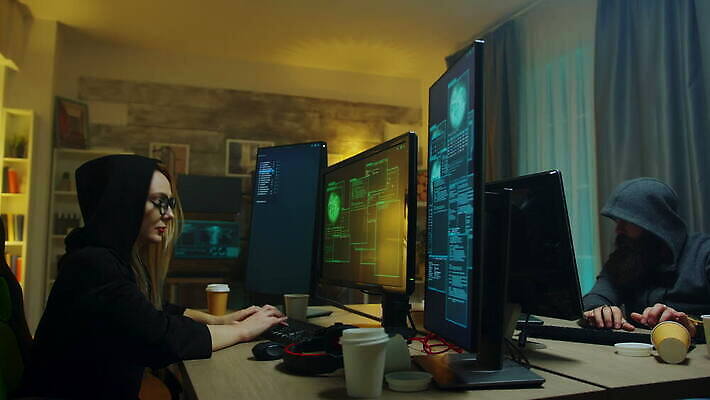 여자 인터넷 사람없음 컴퓨터 스크린 모니터 자료 웹 어둠 방 정보 타이핑 네트워크 조직 그룹 센터 바이러스 암호 공격 비밀 사이버 흥분 보안 신분 시스템 해킹 해커 깊이 데이터베이스 서버 소프트웨어 악성코드 정부 4K MOV 해외동영상 클립영상 감정 컨셉 모션 안전 사람 전자제품 범죄 동영상 파일형식