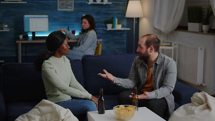 행복 음악 음식 흑인 거실 통신 유리 기념 함께함 말하기 대화 웃음 사람 사람없음 30대 친구 소파 파티 우정 모임 마시기 알코올 잡기 야간 주기 건배 주말 테이크아웃 다민족 소셜 채팅 혼혈 사교적 4K MOV 해외동영상 클립영상 자연요소 서양인 감정 컨셉 의자 관계 모션 재질 문화예술 표정 이벤트 장년 다문화 동영상 파일형식