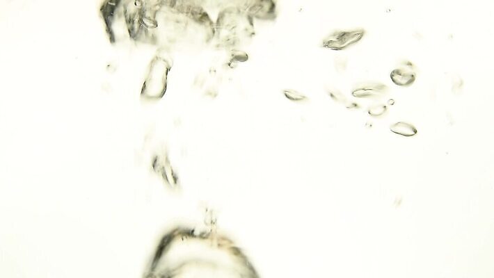 음료 음식 컬러 백그라운드 모션 자연 유리 요리 사람없음 옆모습 물 빛 수중 거품 흐름 흰색 신선 뜨거움 투명 액체 닫기 떨어짐 냄비 더위 작음 큼 찻주전자 순수 준비 상승 각도 느림 고립 MOV 해외동영상 클립영상 자연요소 뷰포인트 컨셉 재질 주전자 날씨 솥 크기 생태계 동영상 파일형식