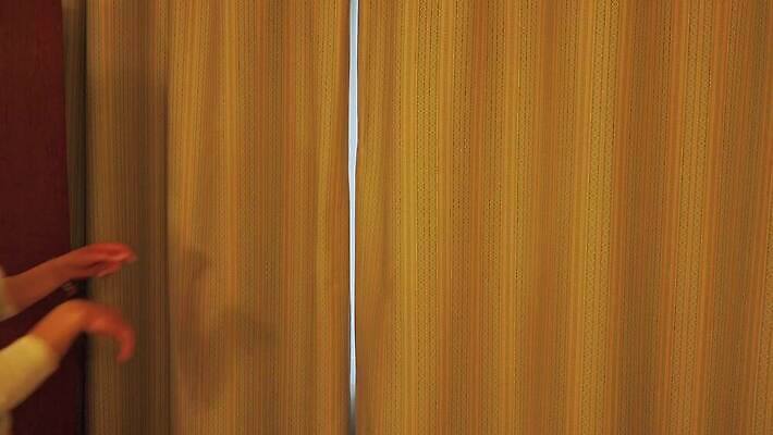 백인 모델 라이프스타일 응시 여자 감정 여유 셔츠 신체 창문 아침 아파트 주택 한명 서기 사람 내부 빛 햇빛 뷰티 평화 걷기 방 슬픔 흰색 표현 이별 팬티 리빙 셔터 내추럴 배려 혼자 부두아르 4K HD MP4 해외동영상 클립영상 주간 서양인 1 시선 컬러 컨셉 상의 모션 건물 생활 태양 속옷 동영상 파일형식