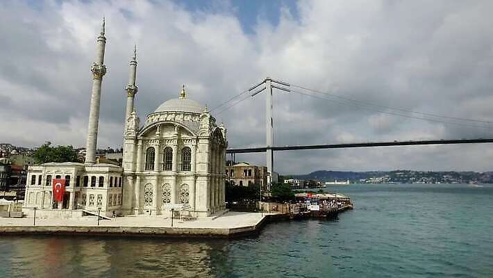 유럽 아시아 종교 문화 바다 여행 건축양식 하늘 휴가 이스탄불 풍경 사람없음 건물 물 파란색 도시풍경 일출 도시 역사 재산 중앙 이슬람교 대륙 모스크 동쪽 칠면조 천연기념물 랜드마크 보스포루스 숭배 옛날 콘스탄티노플 4K MP4 튀르키예 해외동영상 클립영상 자연요소 건축물 건축 나라 컬러 조류 금융 노을 방향 동영상 파일형식