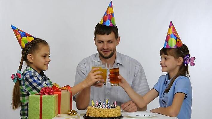 백인 딸 행복 감정 음료 어린이 백그라운드 2 가족 탁자 휴가 디저트 3 말하기 선물 소녀 장식 케이크 축제 주스 기쁨 흰색 생일 유머 아빠 자르기 굽기 즐거움 자매 토스트 고립 노크 스타일 MP4 해외동영상 클립영상 서양인 여자 기념일 음식 빵 컬러 가구 관계 모션 사람 구이 동영상 파일형식