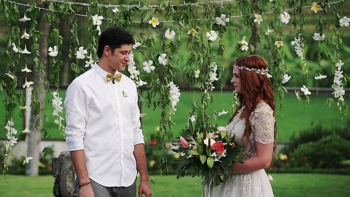 백인 커플 드레스 여자 남자 행복 신랑 결혼 신혼부부 호텔 결혼식 휴가 사랑 이벤트 두명 빨간색 여름 파티 귀여움 흰색 축하 가운 저녁 빌라 휴양지 빨간머리 MOV 해외동영상 클립영상 서양인 헤어스타일 부부 옷 계절 감정 컬러 컨셉 관계 숙소 주택 사람 장소 야간 신혼 동영상 파일형식