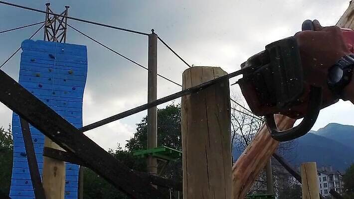 나무 직업 손 남자 산업 포즈 부분 모션 노동자 사람 성인 사람없음 야외 목재 힘 기계 장비 나뭇가지 공구 소나무 업무 칼날 숲 위험 장작 자르기 통나무 날카로움 느림 잡동사니 벌목 수목 전기톱 톱밥 톱질 MP4 해외동영상 슬로모션 클립영상 식물 컨셉 재료 촬영기법 신체부위 도구 작업 가루 톱 동영상 파일형식