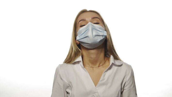 백인 직업 응시 여자 얼굴 백그라운드 유니폼 비즈니스 청진기 건강 병원 가면 한명 미소 약 머리 고통 환자 간호사 의사 코트 흰색 업무 자신감 질병 무서움 두통 고립 돌봄 편두통 4K MOV 해외동영상 클립영상 서양인 1 시선 옷 감정 컬러 의학 의료기기 모션 표정 사람 신체부위 외투 의료진 작업 동영상 파일형식