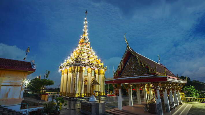 전통 디자인 아시아 종교 문화 조각 백그라운드 불교 건축양식 태국 하늘 사람없음 건물 장식 파란색 빛 조각상 평화 믿음 탑 골동품 기도 사찰 명상 수도원 동쪽 랜드마크 사리탑 숭배 신앙심 옛날 4K MOV 해외동영상 클립영상 건축물 건축 감정 나라 컬러 컨셉 종교건축 조형물 방향 동영상 파일형식