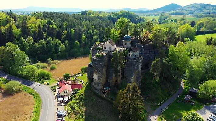 유럽 건축양식 자연 하늘 파노라마 풍경 사람없음 야외 건물 초록색 관광지 골동품 바위 연못 성 중세 역사 재산 숲 체코 북쪽 사암 천연기념물 항공촬영 공화국 랜드마크 보헤미아 조감도 4K MP4 해외동영상 클립영상 건축물 건축 나라 뷰포인트 컬러 여행 촬영기법 금융 돌_바위 방향 생태계 동영상 파일형식